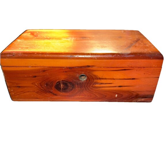 Vintage Lane Cedar Chest Jewelry Box NO KEY Presented by Society Hill Furniture - Picture 6 of 11